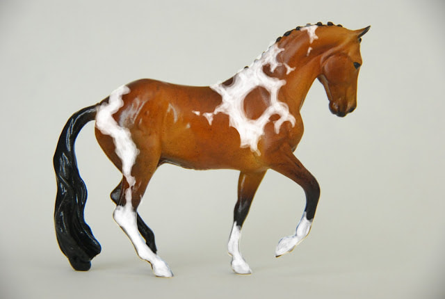 This is our first look at the pinto pattern on the model horse, thanks to Photoshop