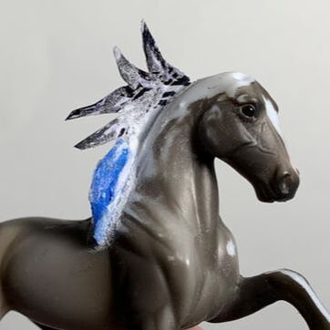 Sculpting a mane on a model horse with a metal armature